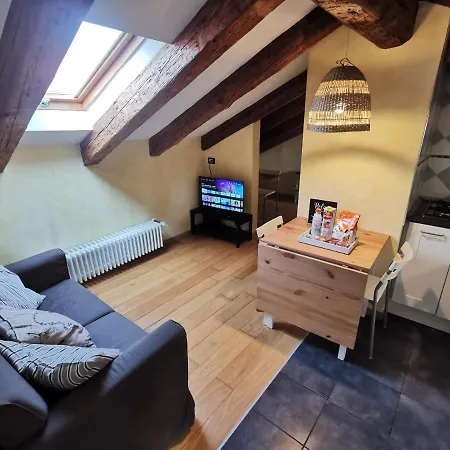 דירה Mansarda Puecher