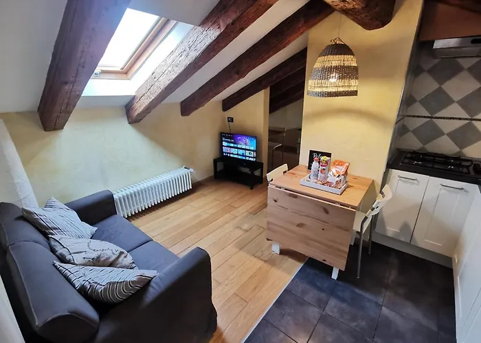 דירה Mansarda Puecher